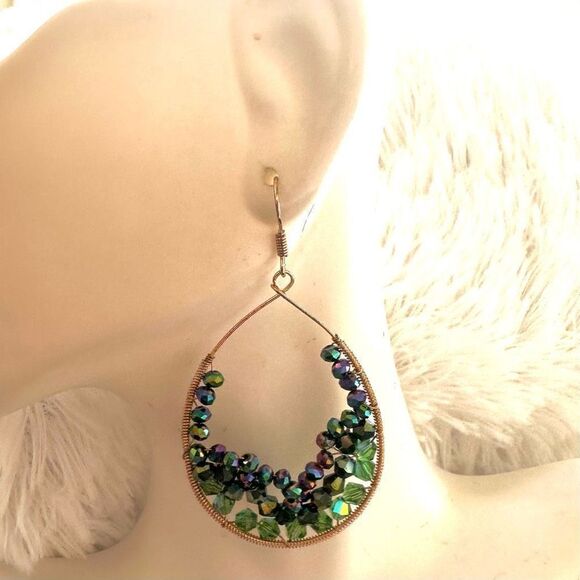 Gold tone green teardrop earrings - Picture 5 of 9